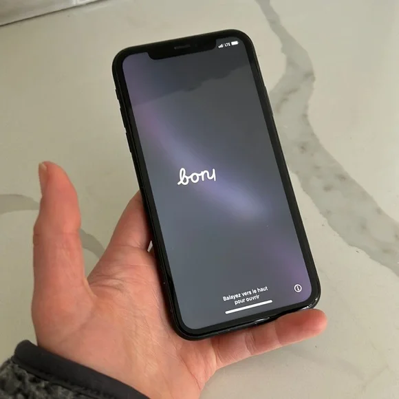 Apple iPhone XR ブラック バッテリー85% iPhone XR White 64 GB SIM